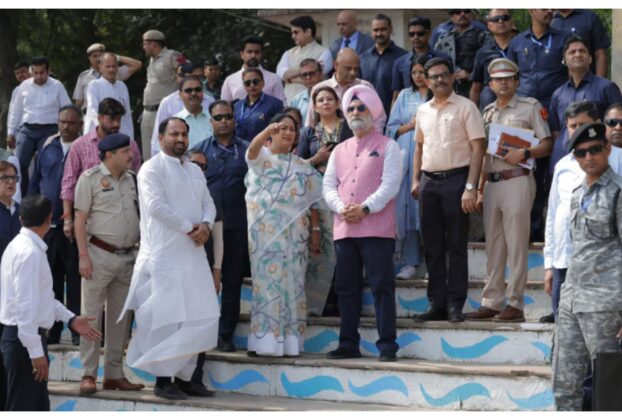 Delhi: CM Rekha Gupta, Lieutenant Governor Taranjit Singh Sandhu inspected Vasudev Ghat of Yamuna.