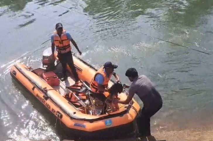 Reel making accident India,Jabalpur canal drowning video,MP girls drowning incident,Dangerous Instagram reel news,Canal drowning accident,Girls drowned in canal MP,Social media reel accident,NDRF rescue operation MP,Jabalpur accident news,Youths risk life for reel,मध्य प्रदेश न्यूज,एमपी क्राइम न्यूज,जानलेवा रील केस,जबलपुर लेटेस्ट अपडेट,नहर में मौत