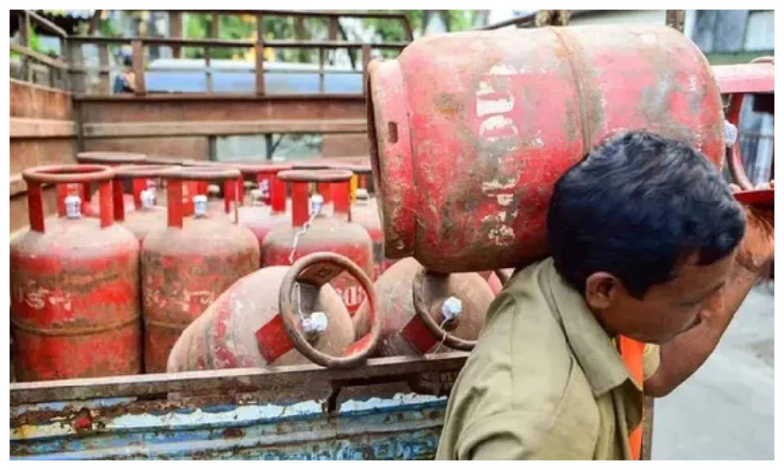 Kerala: Hotels and eateries remained closed in Kerala on the call of KHRA against the increase in the price of LPG.