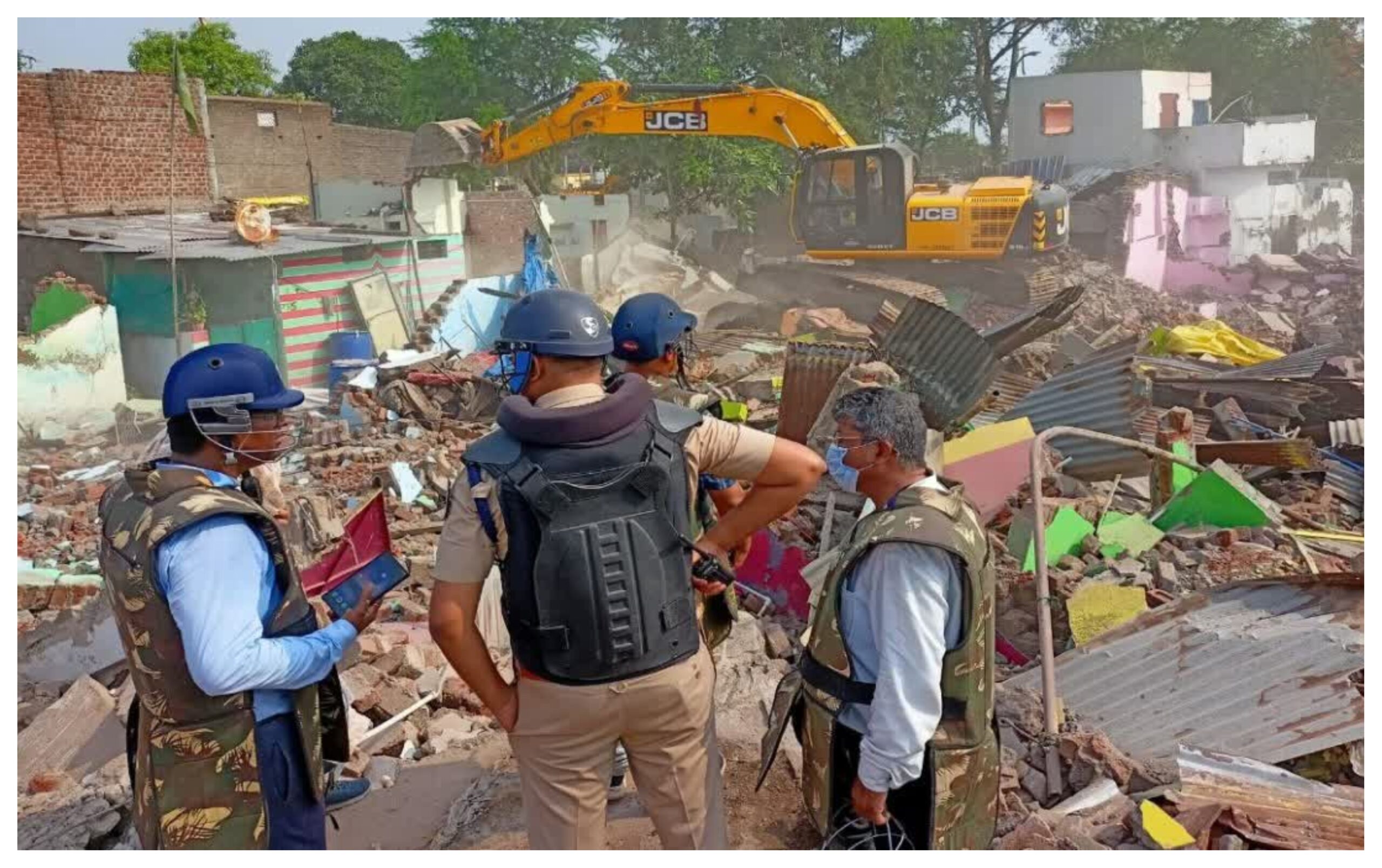 Madhya Pradesh: Bulldozer rolls over illegal slaughterhouse warehouse in Khandwa! 5,000 sq ft structure demolished.