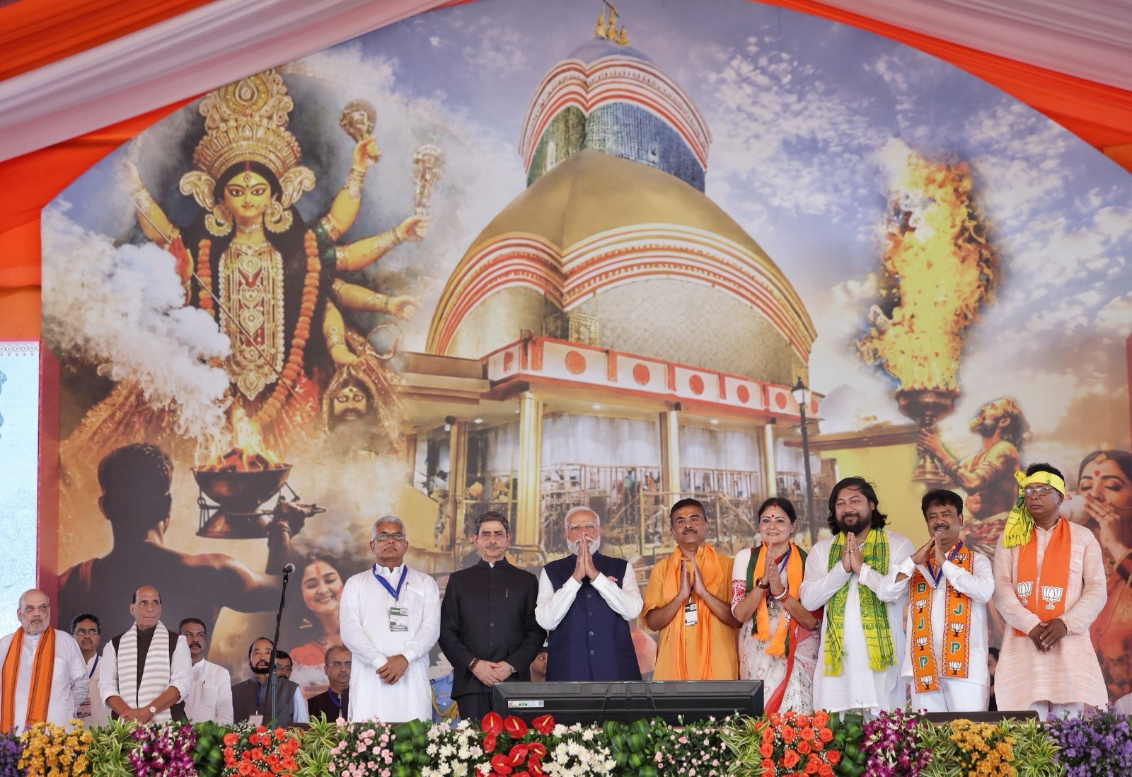 Suvendu Adhikari oath ceremony,Breaking news, PM Modi, Suvendu Adhikari, Suvendu Adhikari oath ceremony, West Bengal, Bengal CM, Bengal New CM, West Bengal CM Oath, Suvendu Adhikari Oath Ceremony, Suvendu Adhikari,शुभेंदु अधिकारी, पीएम मोदी, पश्चिम बंगाल, बीजेपी, कोलकाता, दंडवत प्रणाम, बंगाल सरकार