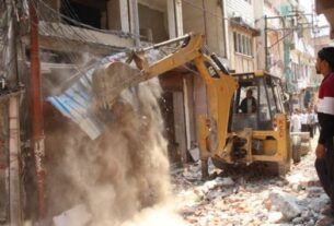 Varanasi News, Varanasi News Today, Varanasi News in Hindi, वाराणसी समाचार, वाराणसी न्यूज़, Hammers and bulldozers were used on six houses in Dal Mandi