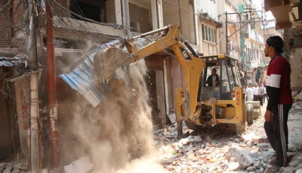 Varanasi News, Varanasi News Today, Varanasi News in Hindi, वाराणसी समाचार, वाराणसी न्यूज़, Hammers and bulldozers were used on six houses in Dal Mandi