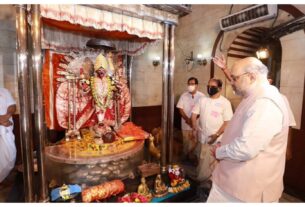 West Bengal: Amit Shah offered prayers at Dakshineswar Kali Temple after reaching Kolkata.