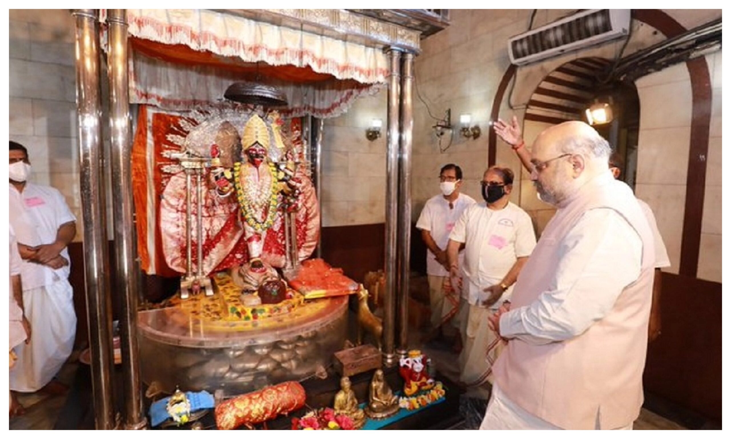 West Bengal: Amit Shah offered prayers at Dakshineswar Kali Temple after reaching Kolkata.