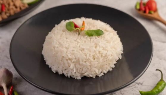 Does Rice Cause Weight Gain, rice, obesity, Brown Rice Benefits,White rice effects, Weight loss diet, Whole grain rice, Healthy eating, Rice and diabetes, Fiber rich foods, Weight management,क्या रोज चावल खाने से वजन बढ़ता है, सफेद और भूरे चावल में क्या अंतर है, वजन कम करने के लिए कौन सा चावल बेहतर है, क्या सफेद चावल मोटापे की वजह बन सकता है, भूरे चावल खाने से शरीर को क्या फायदे मिलते हैं, चावल खाने से रक्त शर्करा क्यों बढ़ती है, क्या डाइट में चावल पूरी तरह बंद कर देना चाहिए, मोटापा कम करने के लिए चावल कैसे खाएं"