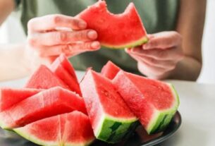 Watermelon Warning, तरबूज खाने के बाद क्या नहीं खाना चाहिए, Watermelon Warning, summer health tips hindi, watermelon side effects, तरबूज और दूध नुकसान, watermelon after water harmful, Gorakhpur watermelon case, digestion problems after watermelon, गर्मियों में तरबूज खाने के नियम, healthy eating tips summer, watermelon food combinations, तरबूज खाने का सही तरीका, summer fruits precautions, watermelon and spicy food side effects, आयुर्वेद फूड कॉम्बिनेशन टिप्स"