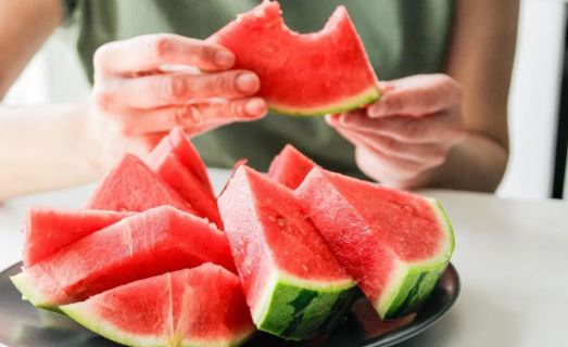 Watermelon Warning, तरबूज खाने के बाद क्या नहीं खाना चाहिए, Watermelon Warning, summer health tips hindi, watermelon side effects, तरबूज और दूध नुकसान, watermelon after water harmful, Gorakhpur watermelon case, digestion problems after watermelon, गर्मियों में तरबूज खाने के नियम, healthy eating tips summer, watermelon food combinations, तरबूज खाने का सही तरीका, summer fruits precautions, watermelon and spicy food side effects, आयुर्वेद फूड कॉम्बिनेशन टिप्स"