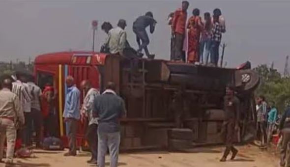 Accident In Jabalpur, जबलपुर बस हादसा, गोसलपुर सड़क दुर्घटना, NH 30 एक्सीडेंट, जबलपुर न्यूज़, कटनी जबलपुर बस टक्कर, एमपी ब्रेकिंग न्यूज़, घायल यात्री जबलपुर, ओवरटेक एक्सीडेंट, Jabalpur Bus Accident, Gosalpur Road Accident, NH 30 Accident, Jabalpur News, Katni-Jabalpur Bus Collision, MP Breaking News, Injured Passengers in Jabalpur, Overtaking Accident"